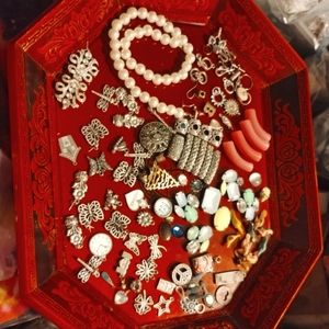 Vintage lot of miscellaneous jewelry, charms, pendant, crafting jewelry
